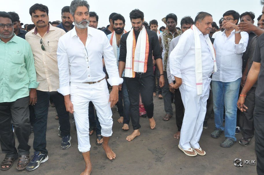 Jaya-Janaki-Nayaka-Movie-Vijayotsava-Veduka-At-Hamsala-Deevi